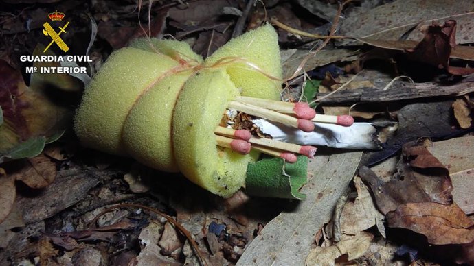 Artefacto incendiario intervenido a un vecino de Cerdedo-Cotobade (Pontevedra) investigado por cuatro incendios forestales.