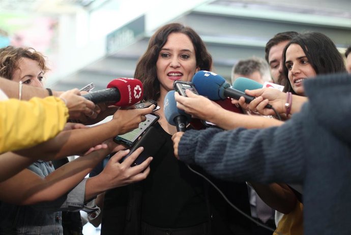 La presidenta de la Comunidad de Madrid, Isabel Díaz Ayuso ofrece declaraciones a los medios de comunicación, en la celebración del Día de la Policía, con motivo de la festividad de los Santos Ángeles Custodiosos, en Madrid