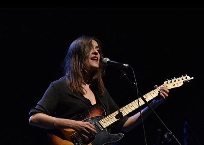 Maika Makovski durante su actuación en el teatro Xesc Forteza.