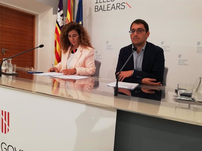 La portavoz del Govern, Pilar Costa, y el conseller de Turismo, Iago Negueruela, en la rueda de prensa posterior al Consell de Govern.