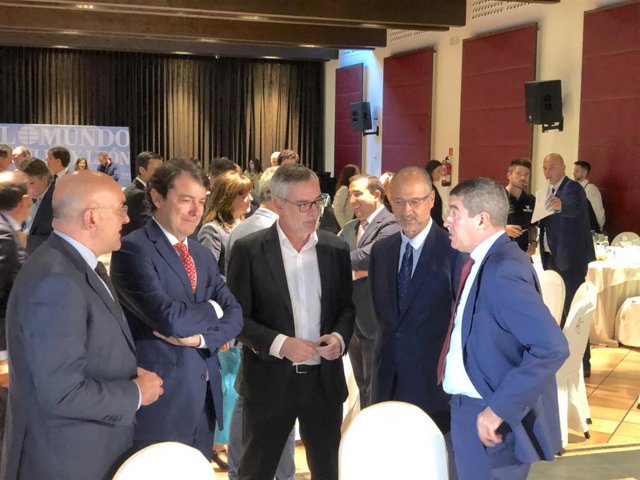 De izquierda a derecha: Jesús Julio Carnero, Alfonso Fernández Mañueco, José Manuel Villegas, Luis Fuentes y Pablo Lago conversan antes de participar en el foro 'Conversaciones Políticas' de El Mundo-Diario de Castilla y León.