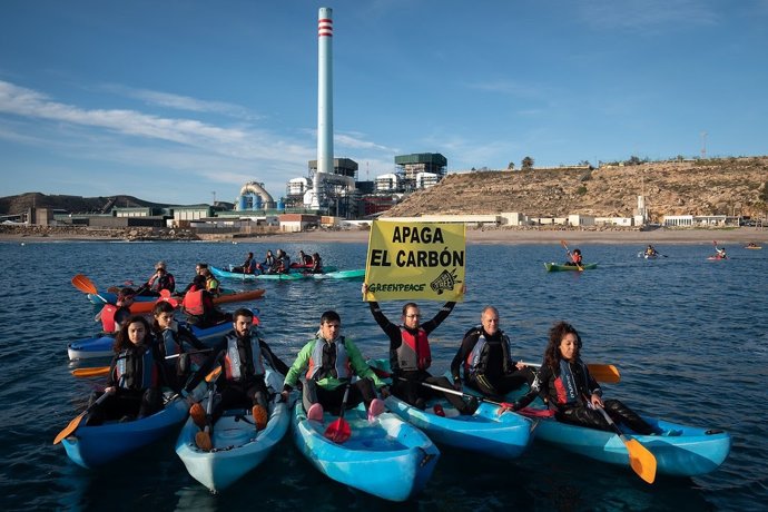 Activistas de Greenpeace frente a una central térmica
