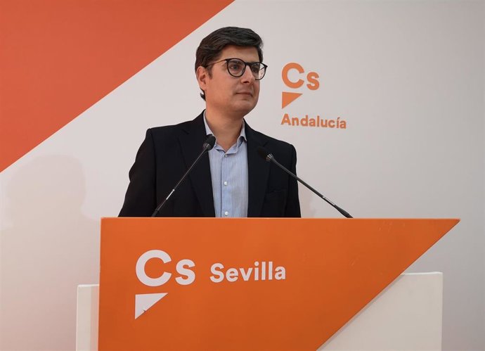 El portavoz de Cs en el Ayuntamiento de Sevilla, Álvaro Pimentel, durante una rueda de prensa