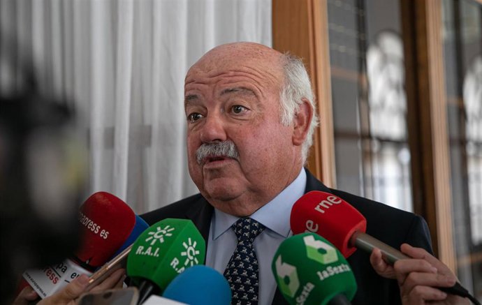 El consejero de Salud y Familias, Jesús Aguirre atiende a los medios en los pasillos del Parlamento andaluz antes de intervenir en la comisión del ramo.