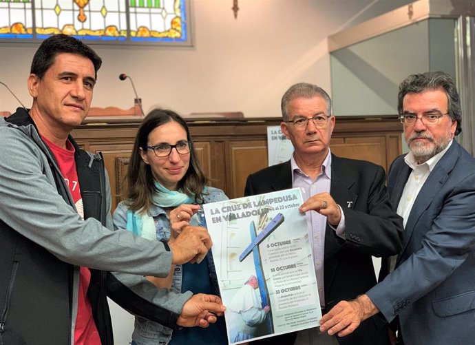 Javier Arranz (Encuentro y Solidaridad), Silvia Arranz (Red Íncola), Patricio Fernández (Delegación de Migraciones de Archidiócesis ) y José Parra (delegado de Adoración Eucarística) en la presentación de la visita a Valladolid de la Cruz de Lampedusa.