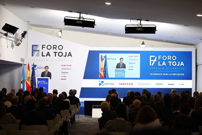El presidente de la Xunta de Galicia, Alberto Núñez Feijóo, inaugura el I Foro La Toja-Vínculo Atlántico en O Grove (Pontevedra),