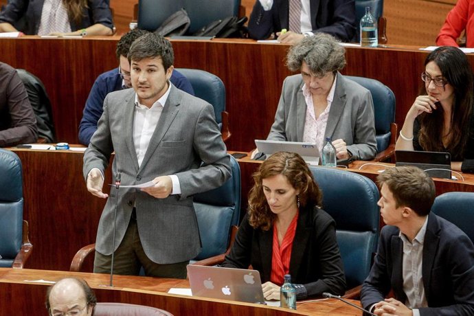 El diputado de Más Madrid en la Asamblea de Madrid, Pablo Gómez Perpiny, interviene desde su escaño en una sesión plenaria en Madrid (España), a 3 de octubre de 2019.