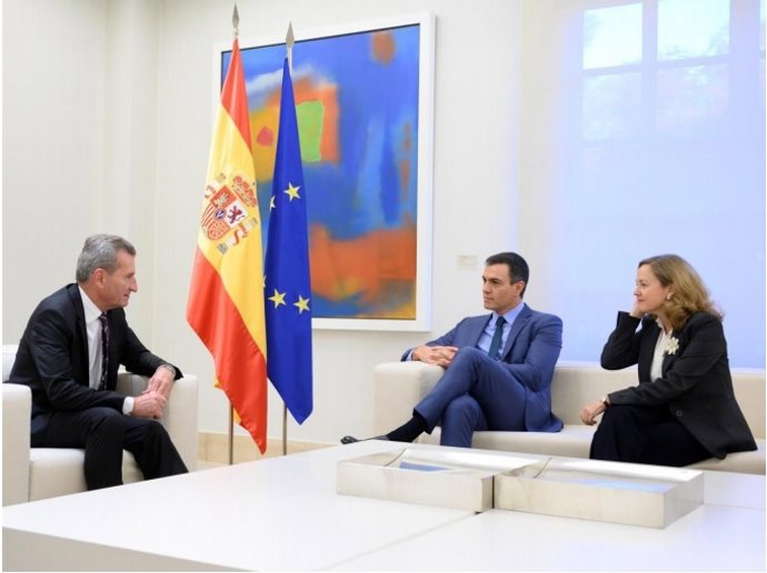 El presidente del Gobierno en funciones, Pedro Sánchez, con el comisario europeo para Presupuesto y Recursos Humanos, Günther Oettinger, y la ministra de Economía en funciones, Nadia Calviño