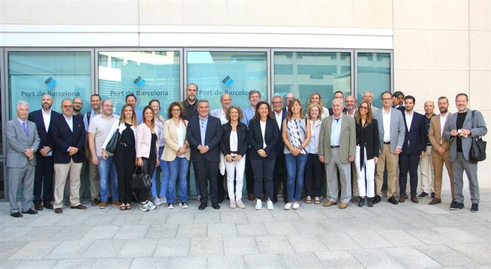La presidente del Puerto de Barcelona, Merc Conesa, en el centro, junto a la delegación de Sant Cugat Empresarial que ha visitado el enclave portuario este viernes