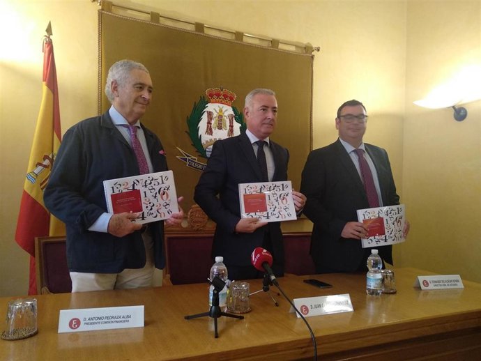 Pedraza, Robles y Alcázar, del Colegio de Economístas de Málaga, en rueda de prensa