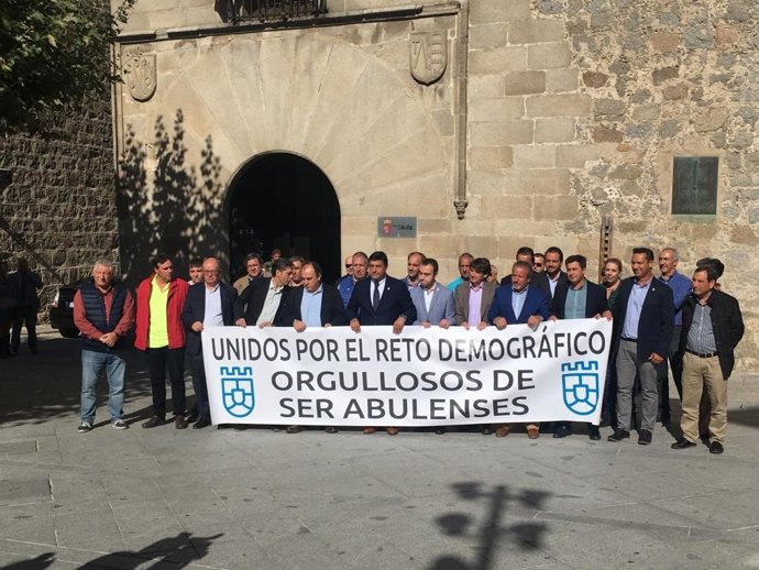 Paro por la España Vaciada ante la Diputación de Ávila.