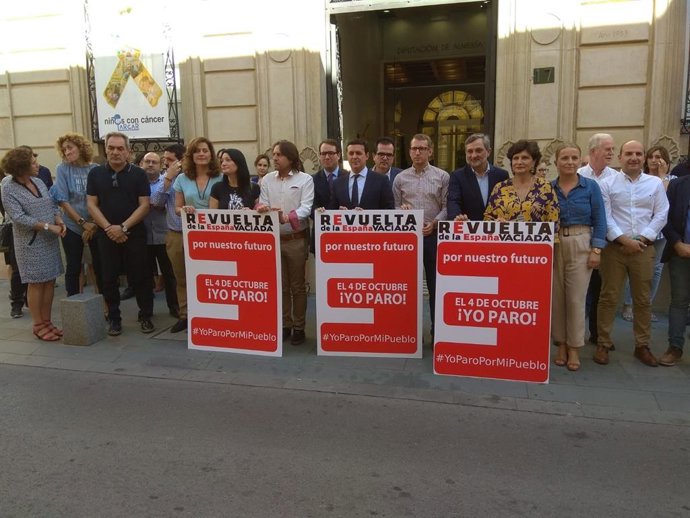 García lidera el parón de cinco minutos convocado por colectivos contra la despoblación