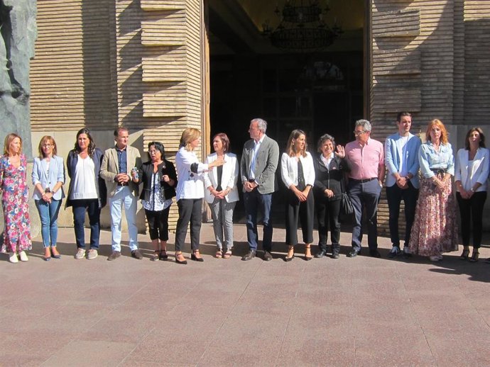 El alcalde de Zaragoza, Jorge Azcón, junto a otros concejales, ante la puerta del Ayuntamiento se suman al paro de la España vaciada.