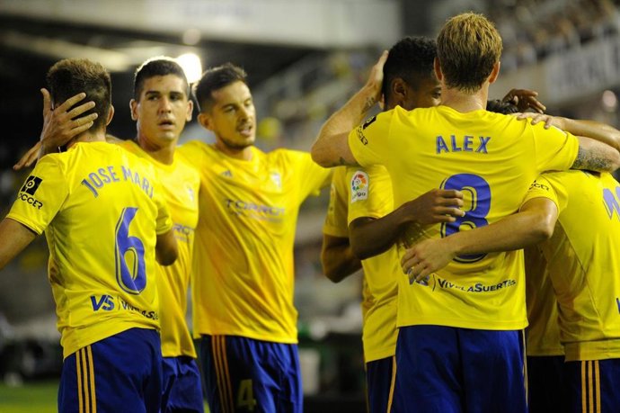 Los jugadores del Cádiz CF celebran un gol.