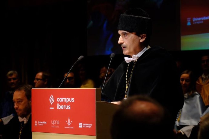 EL RECTOR DE LA UR, JULIO RUBIO