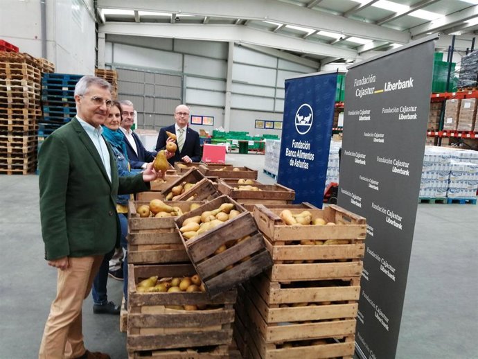 Entrega de 1.000 kilos de peras de la Finca Las Huelgas al Banco de Alimentos de Asturias.