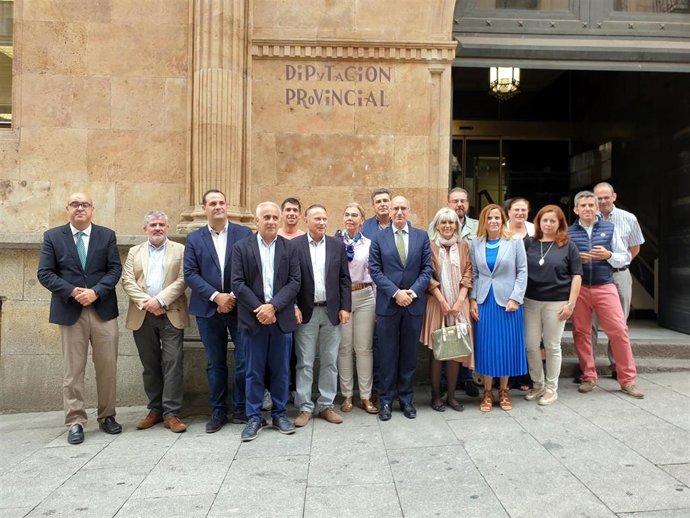 Integrantes del PP de Salamanca en la concentración a las puertas de la Diputación Provincial.
