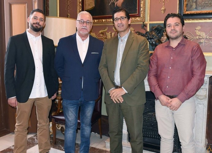 El presidente de la Diputación de Ciudad Real, José Manuel Caballero, junto a miembros de la Cofradía del Queso Manchego