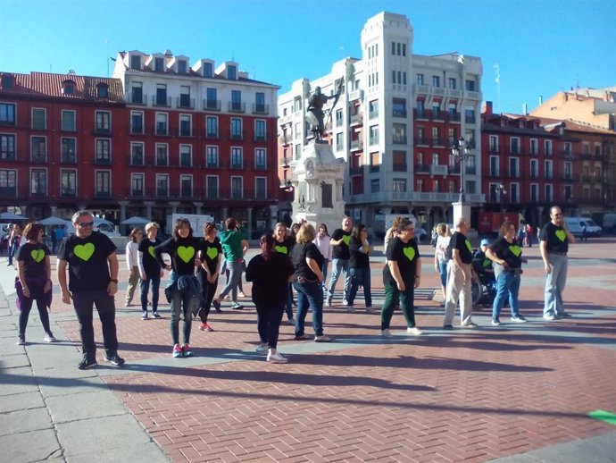 Miembros de la plataforma Educación Inclusiva Sí, Especial También CyL y padres de niños con discapacidad bailan en un acto en Valladolid para pedir la defensa de los centros especiales.