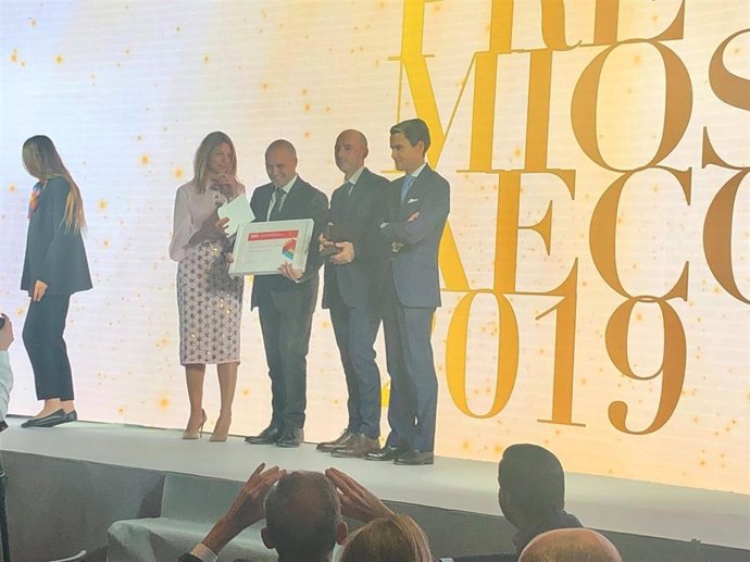 Restaurante La Mina recibiendo el premio.