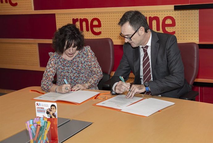 La directora de Radio Nacional de España, Paloma Zuriaga, y el presidente de la Fundación Crecer Jugando, José Antonio Pastor.