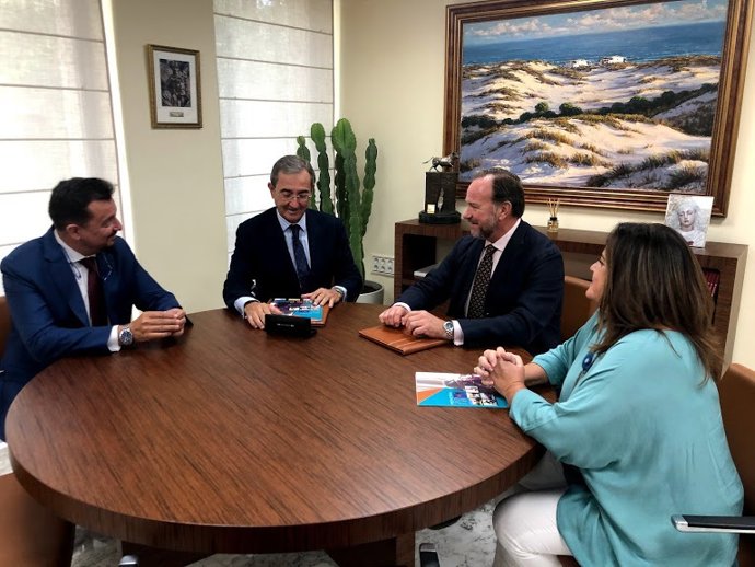 Imagen de la firma del convenio de colaboración entre Caja Rural del Sur y Proyecto Hombre.
