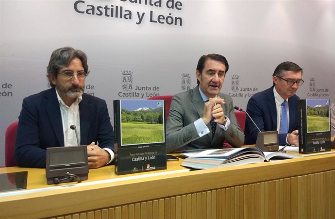 El consejero de Fomento y Medio Ambiente, Juan Carlos Suárez-Quiñones, en el centro, junto al naturalista Carlos Sánchez (i) y el director general de Patrimonio Natural, José Ángel Arranz (d).