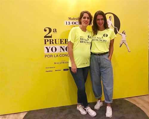La fundadora de El Club de Malasmadres, Laura Baena, junto a la bailarina María Fernández en la presentación de la prueba de obstáculos 'Yo no renuncio'
