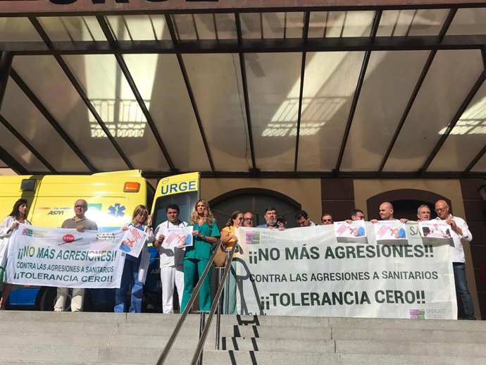 Concentración de médicos en el Hospital Civil de Málaga tras la agresión verbal a una doctora