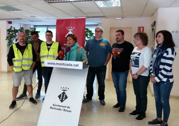 La alcaldesa de Montcada i Reixac, Laura Campos, con miembros del comité de empresa de General Cable