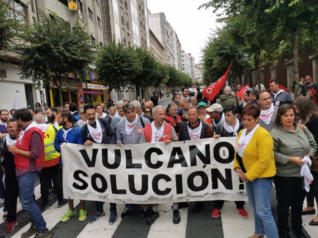 Trabajadores de Vulcano y representantes políticos de la oposición se concentran frente al Parlamento de Galicia para reclamar "una solución" para el astillero de Vigo.