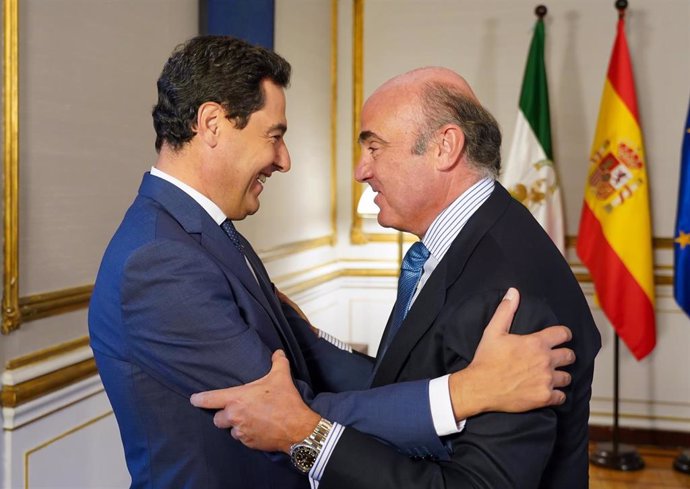 El presidente de la Junta, Juanma Moreno, ha recibido este viernes al vicepresidente del Banco Central Europeo, Luis de Guindos, en el Palacio de San Telmo.
