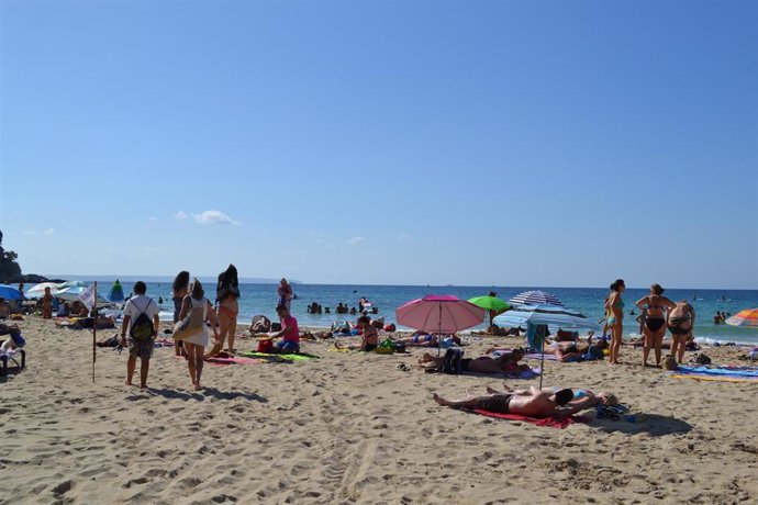 Turistas en la playa de Cala Major.