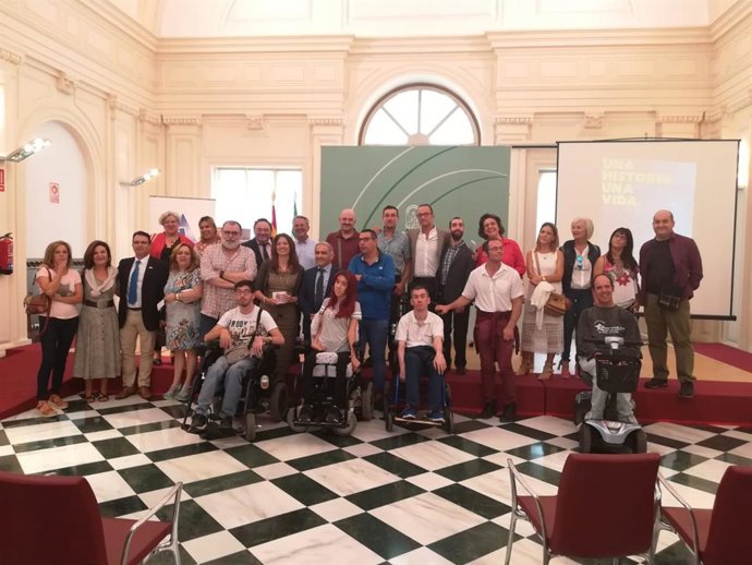 Presentación de una exposición sobre personas con parálisis cerebral