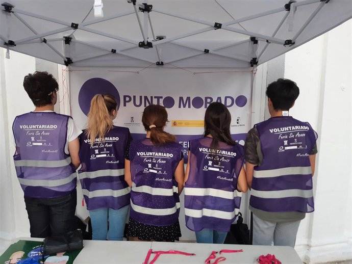 Voluntarios del punto morado en la Feria de Albacete