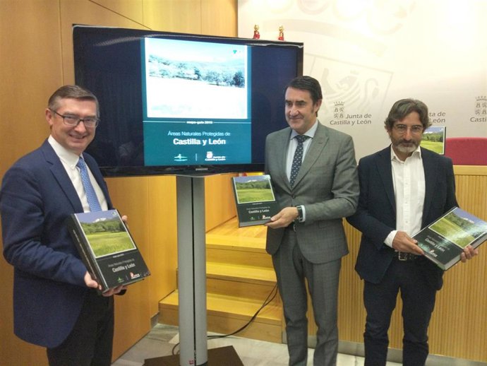 El consejero de Fomento y Medio Ambiente, Juan Carlos Suárez-Quiñones (c), el director general de Patrimonio Natural, José Ángel Arranz (i), y el naturalista Carlos Sánchez.