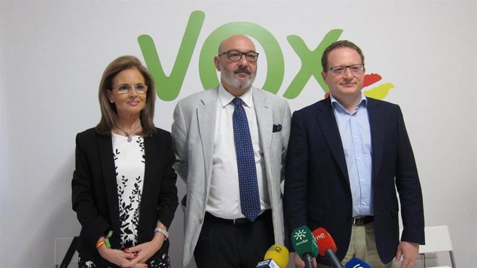 Alejandro Hernández con José Ramírez del Río y María Dolores Hermoso