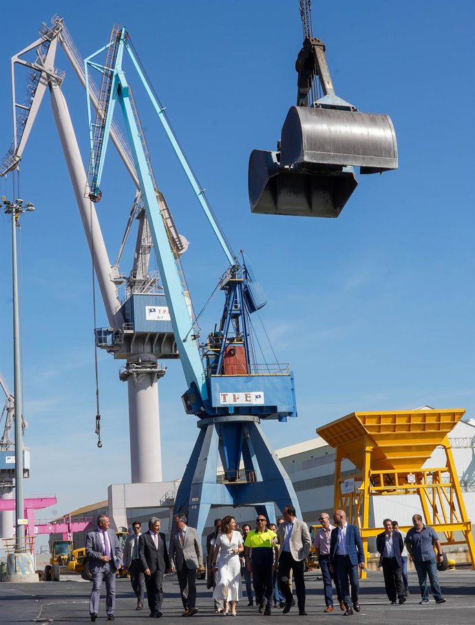 La ministra de Hacienda en funciones, María Jesús Montero,y el alcalde de Sevilla, Juan Espadas, en una visita a la Zona Franca