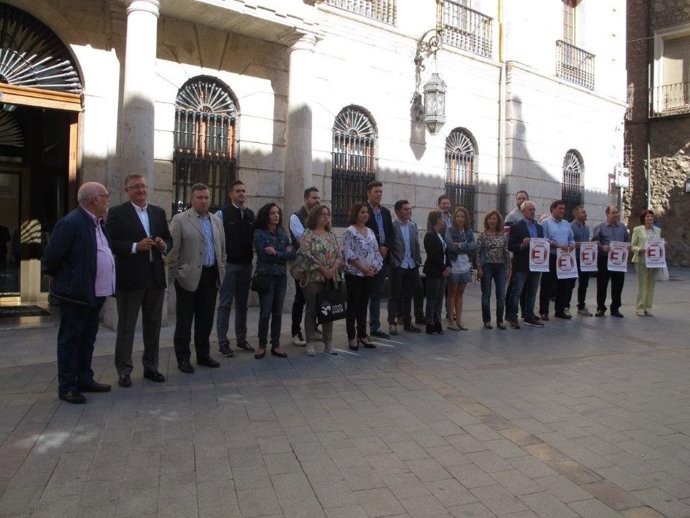 Los grupos municipales del Ayuntamiento de Teruel se concentran para pedir medidas para la España vaciada.