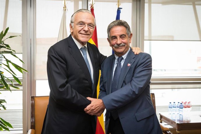 El presidente del Gobierno de Cantabria, Miguel Ángel Revilla, y el presidente de la Fundación Bancaria "la Caixa", Isidro Fainé