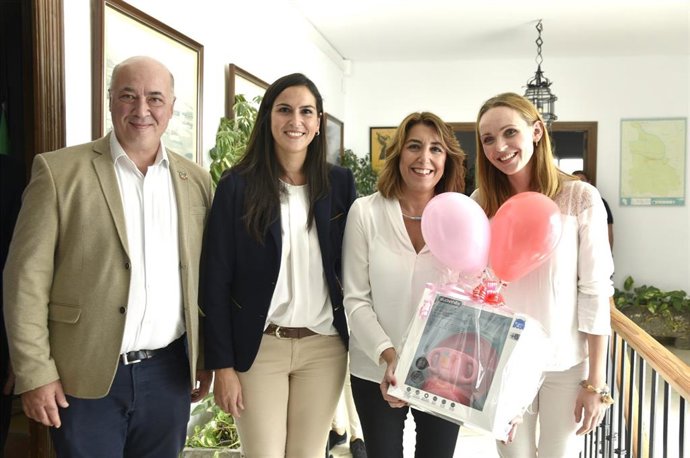 Susana Díaz y Antonio Ruiz en la visita a El Carpio con otros cargos del PSOE.
