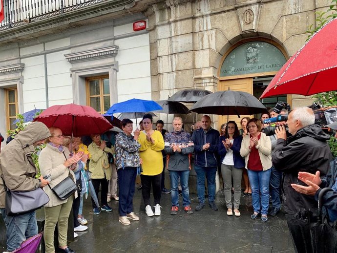 Concentración frente al Ayuntamiento de Laredo en señal de duelo por este trágico suceso