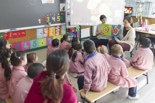 Dos docentes de Educación Infantil, en un aula de un colegio madrileño.