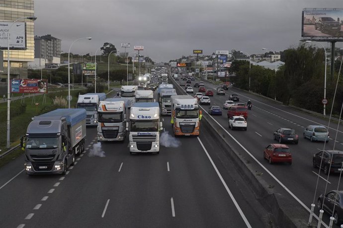 Una caravana de automóviles y camiones movilizada por la paralización de la central térmica de Endesa en de As Pontes se dirige desde esa localidad coruñesa hacia A Coruña en protesta por el parón, a 1 de octubre de 2019.