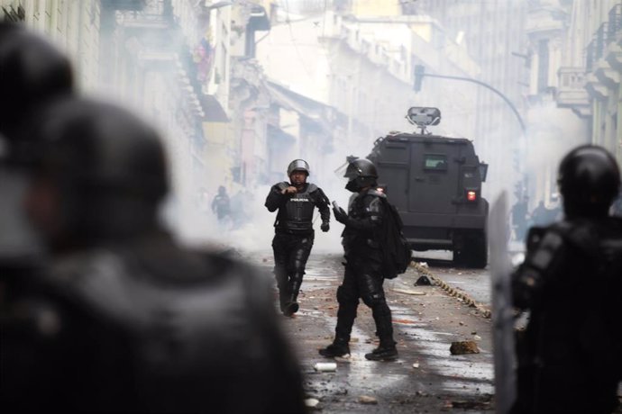 Policías en las protestas contra la reforma económica del Gobierno de Lenín Moreno en Ecuador