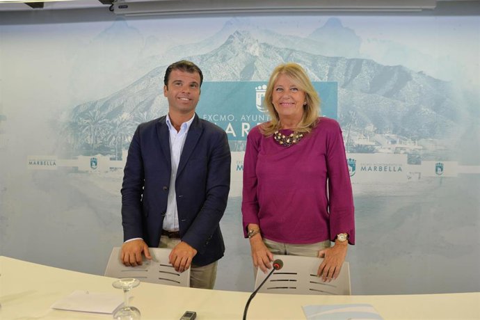 La alcaldesa de Marbella, Ángeles Muñoz, y el concejal de Obras, Diego López, informa del plan de recarga coches eléctricos