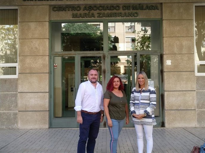 Los diputados Luis Guerrero (i) y Patricia Alba (d) visitan la UNED en Málaga