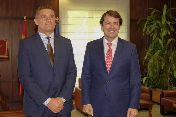 Mañueco recibe a Pedro Pascual en su despacho