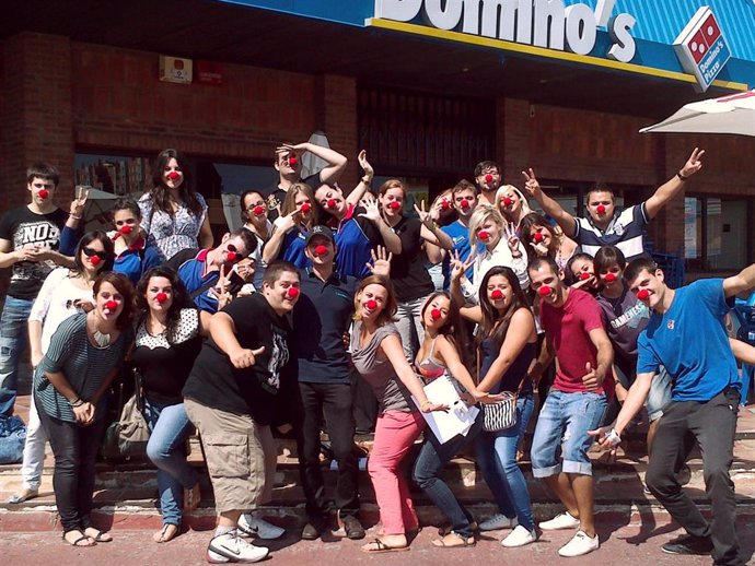 Participantes de Domino's Pizza en el programa 'Ayudando a sonreír' de la Fundación Theodora.