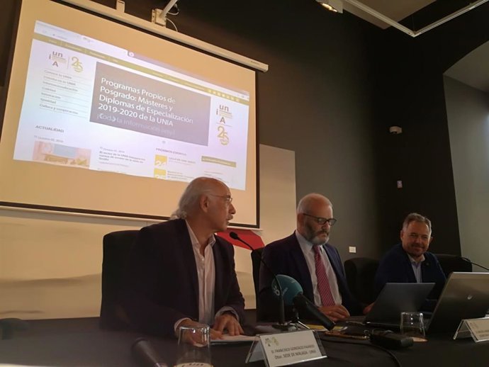 El secretario general de la UNIA, Miguel Rodríguez-Piñero Royo, y el director de la sede tecnológica de la UNIA en Málaga, Francisco González Fajardo, en la inaguración de una jornada sobre inteligencia artificial aplicada a la sociedad